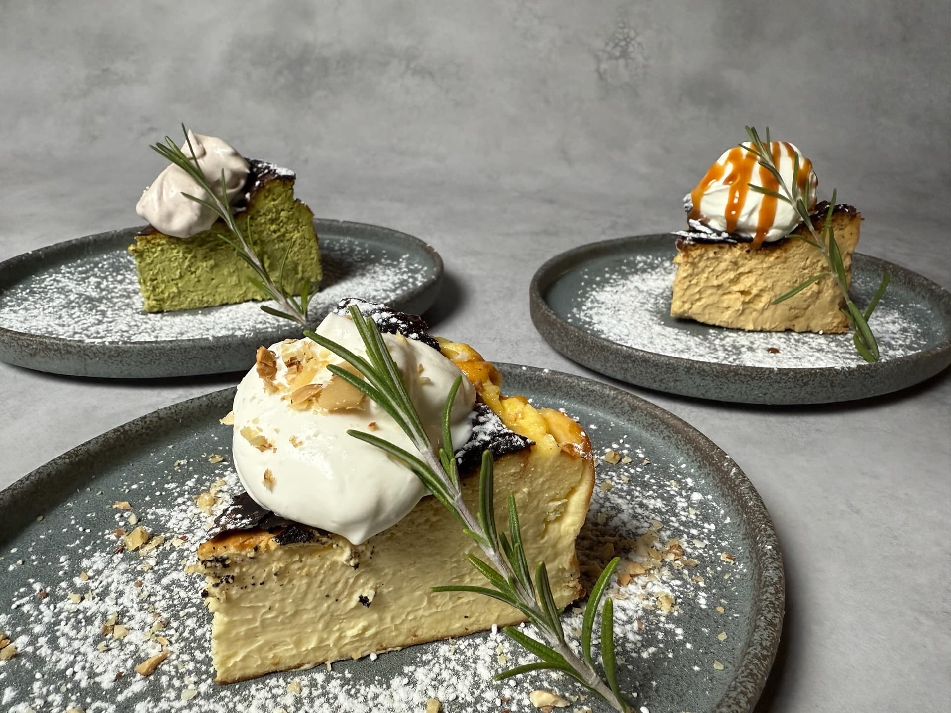 YORU. Sweets & Barのバスクチーズケーキ プレーン・抹茶・キャラメル ¥800 熊本県人吉市