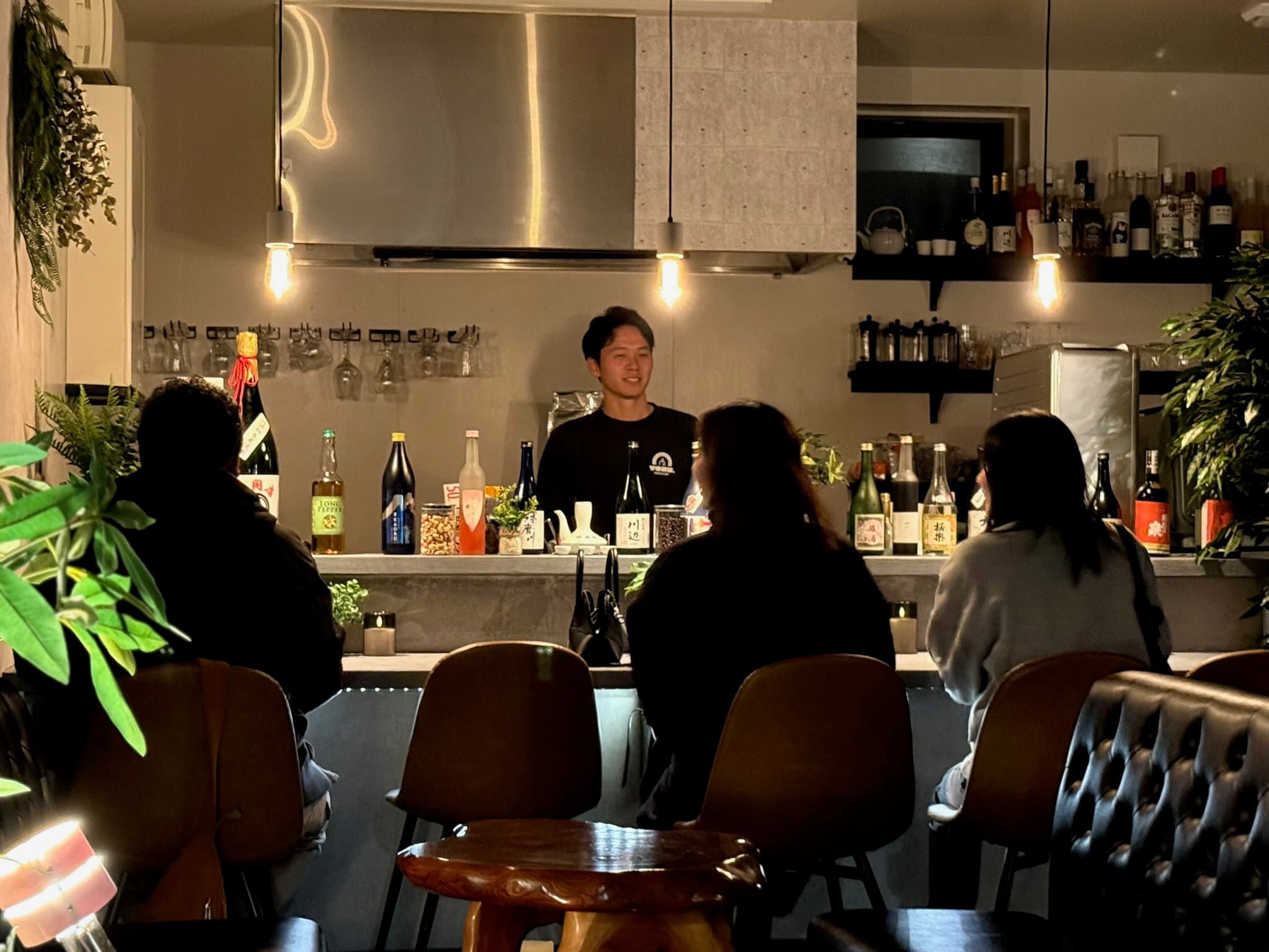 YORU. バースタッフ 球磨焼酎の提供シーン