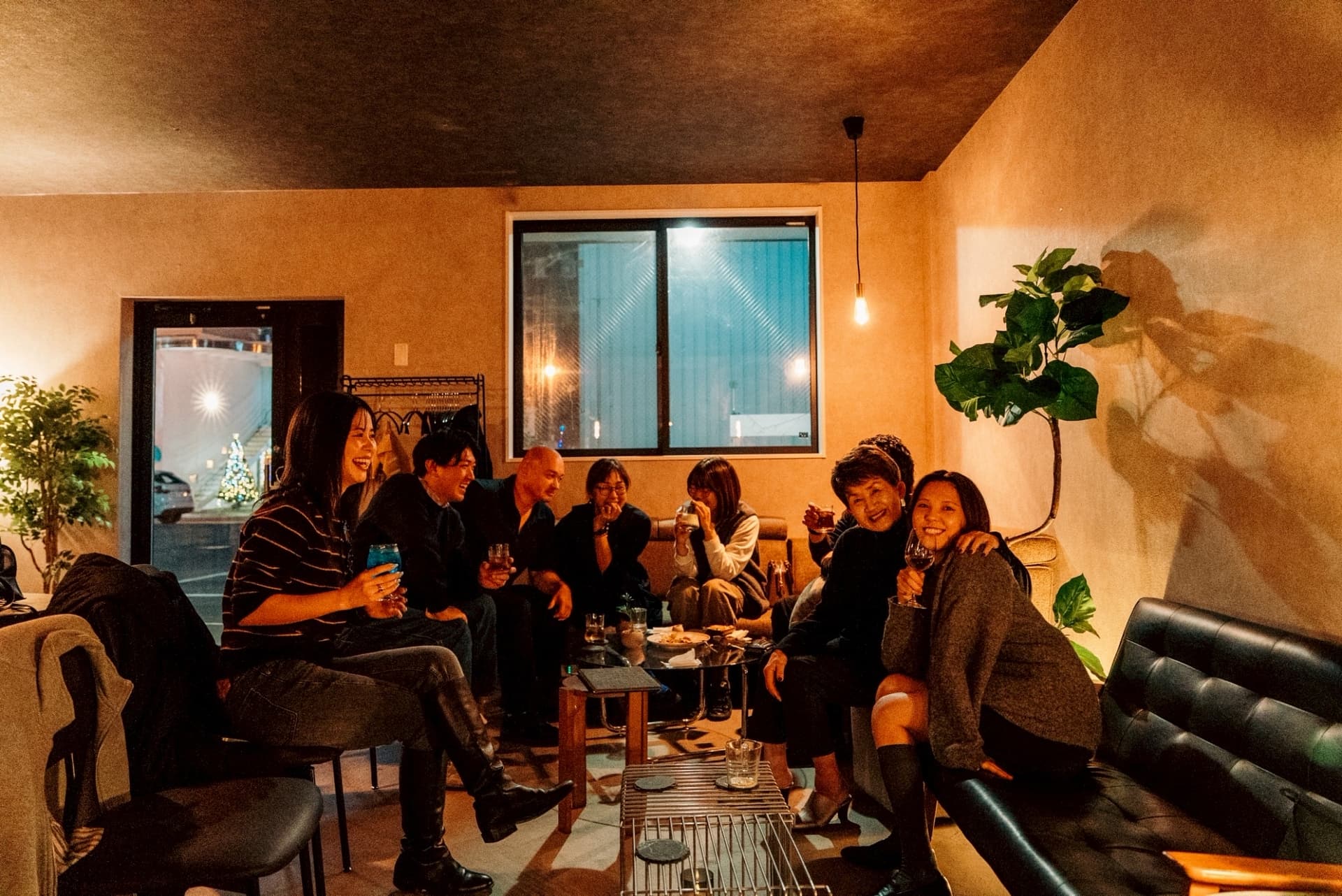 YORU. Sweets & Bar 賑わう店内 人吉市の夜カフェ
