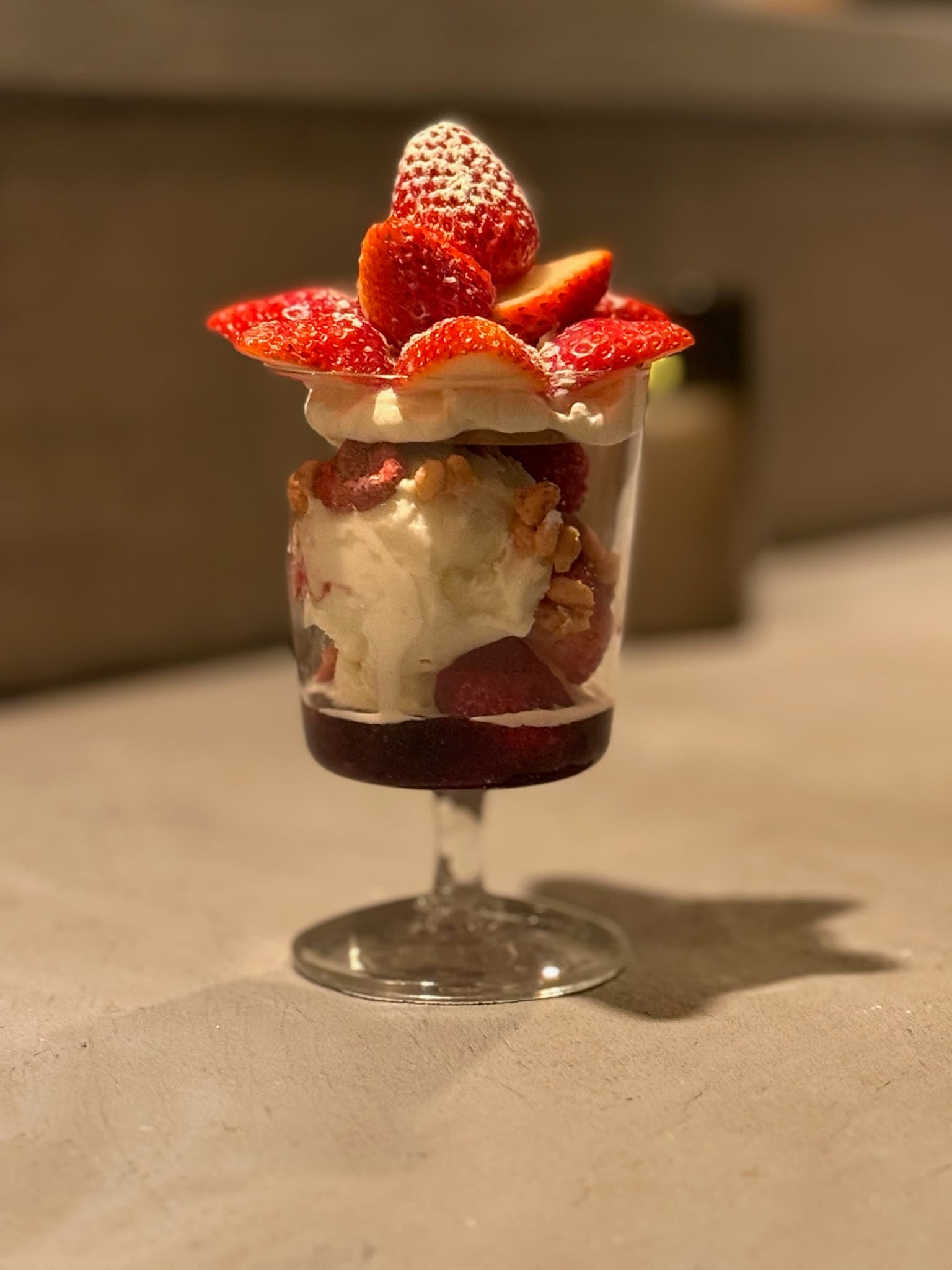 YORU.の夜パフェ いちごパフェ マルタングラス仕立て ¥1,100